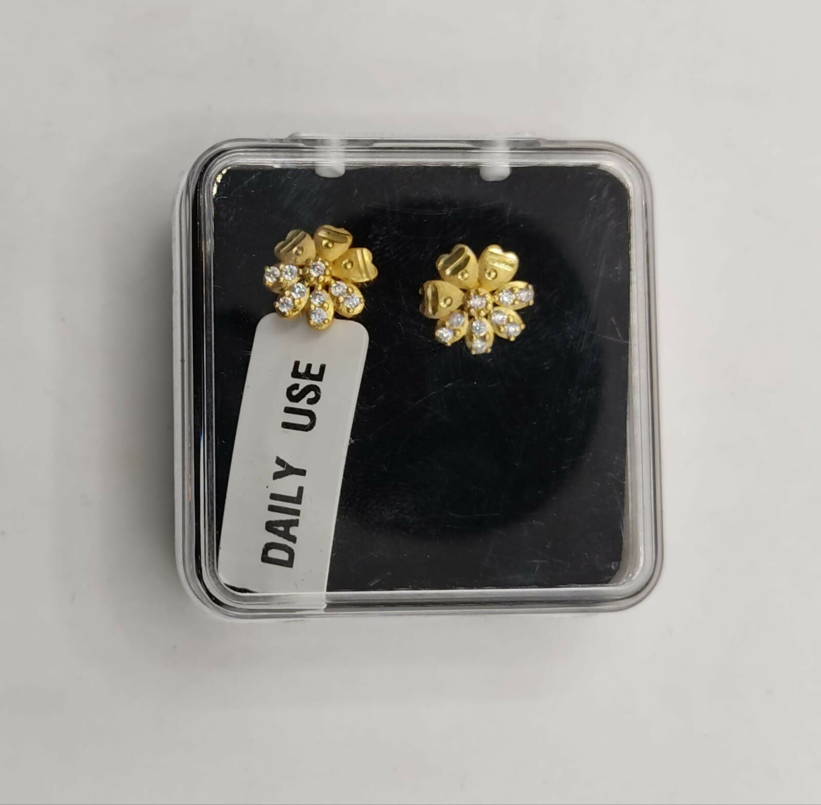 Gold Floral Stud Earrings – Elegant Diamond-Cut Finish
