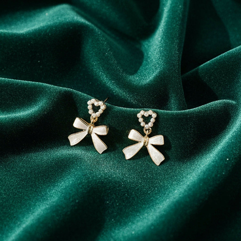 Pearl Heart & Bow Earrings – Elegant Vintage Gold Trim