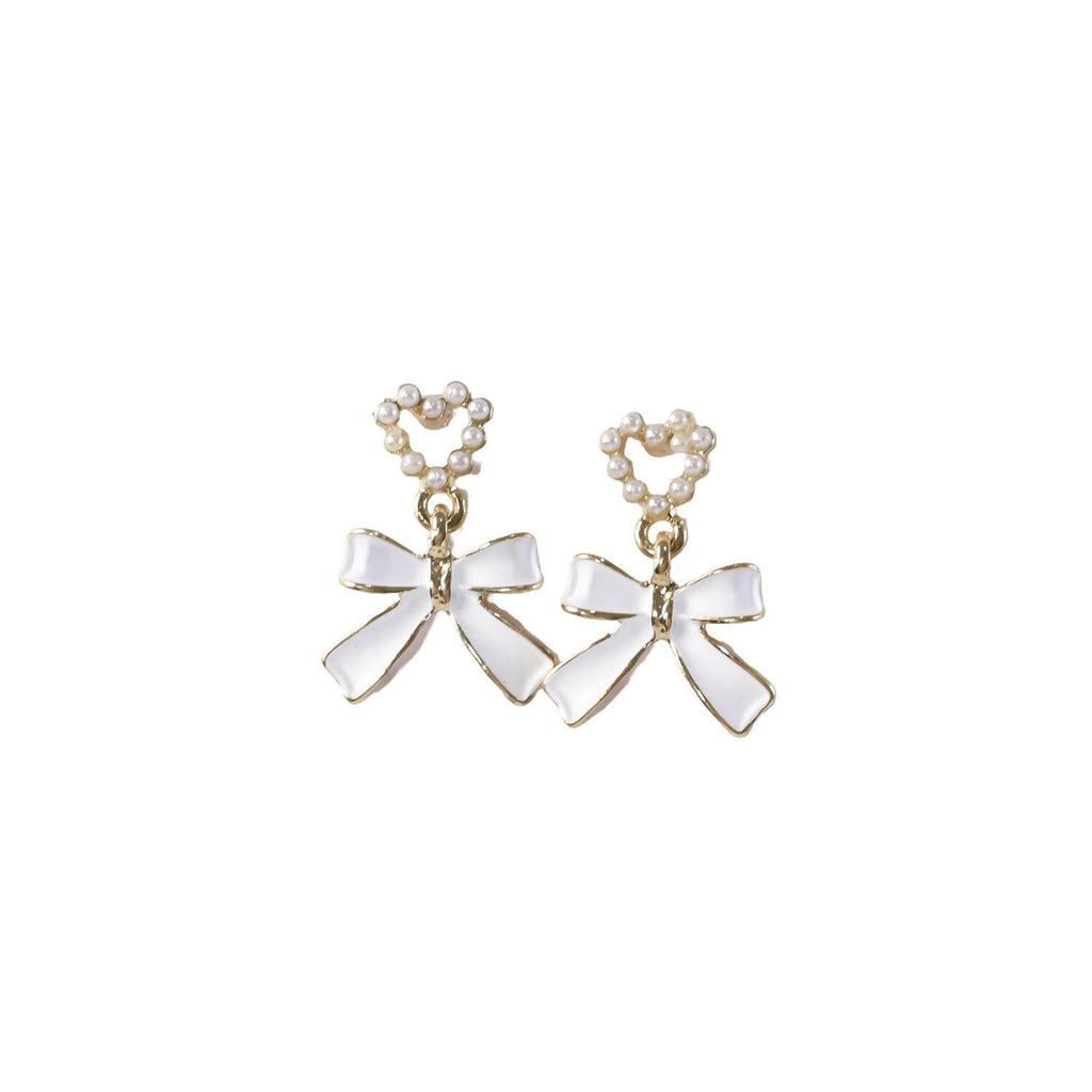 Pearl Heart & Bow Earrings – Elegant Vintage Gold Trim