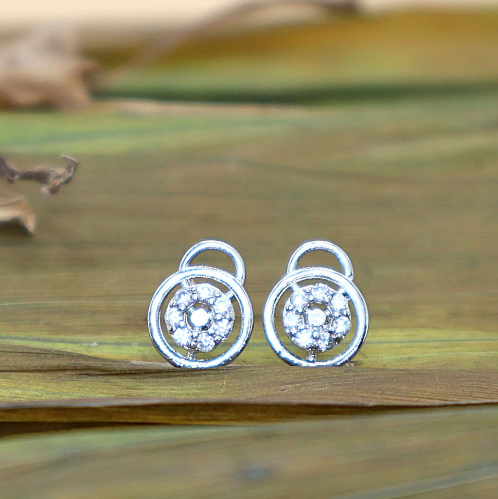Diamond-Look Silver Stud Earrings – Elegant Floral Design