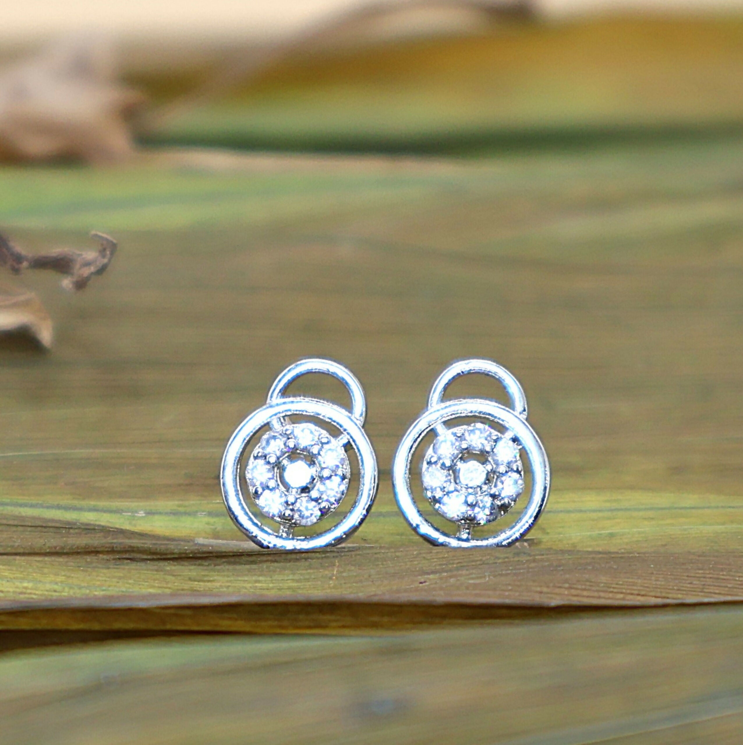 Diamond-Look Silver Stud Earrings – Elegant Floral Design