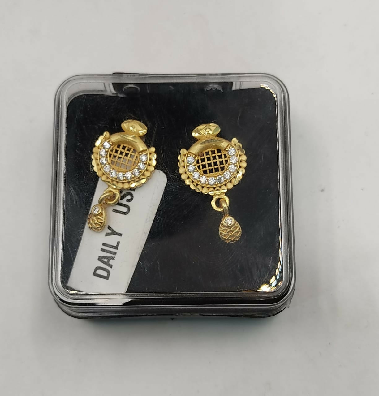 Gold-Plated Grid Design Stud Earrings – Elegant Lightweight Jewelry
