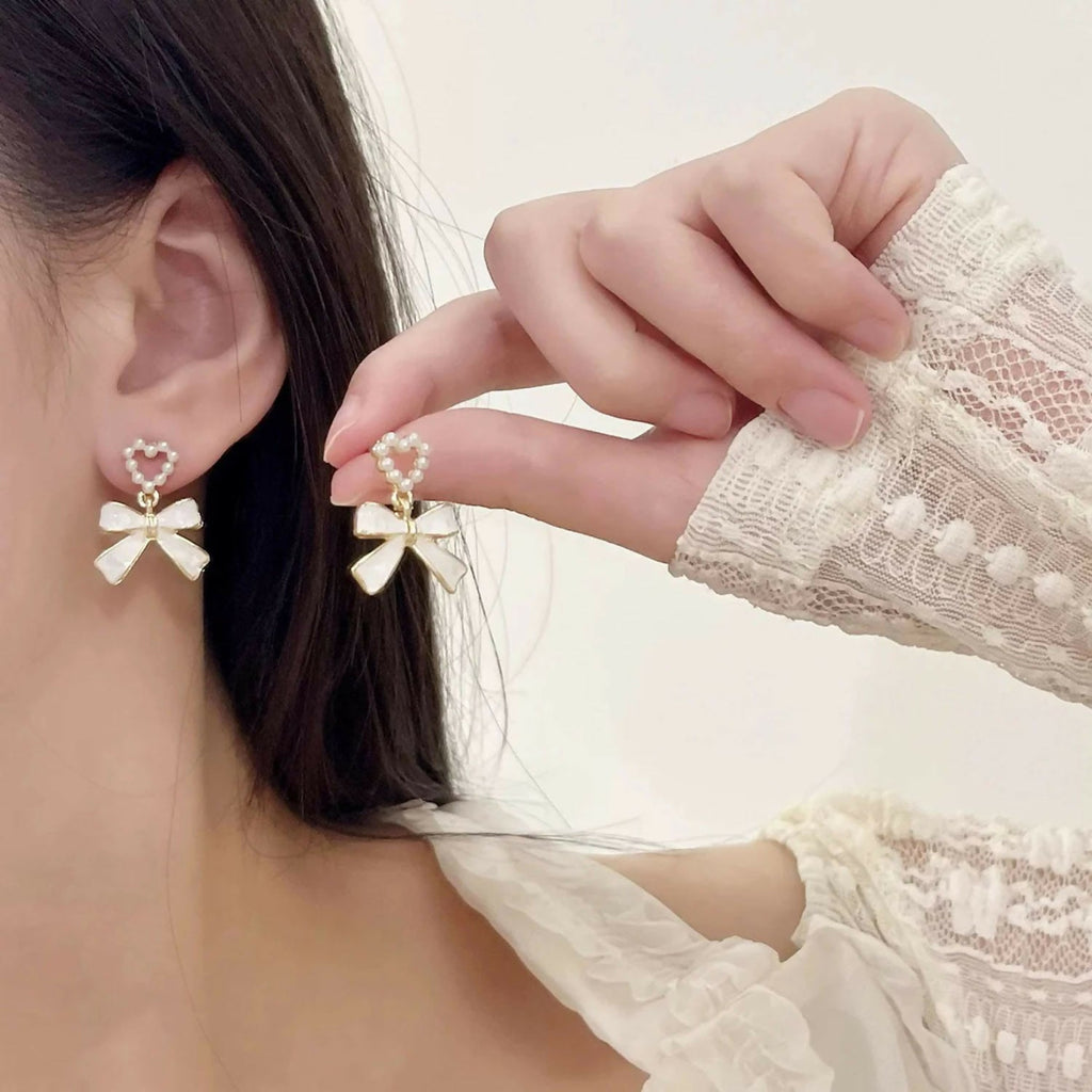 Pearl Heart & Bow Earrings – Elegant Vintage Gold Trim