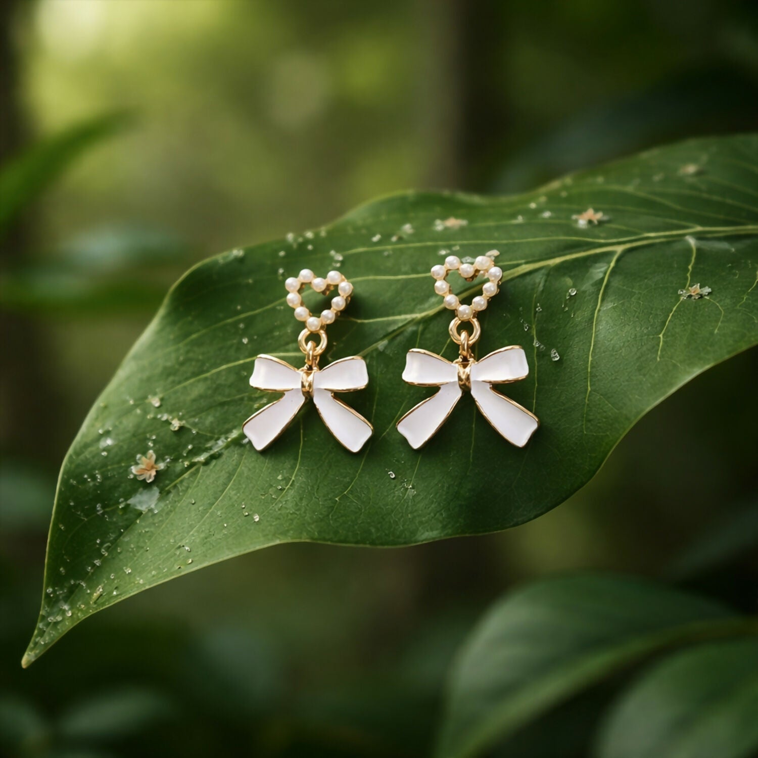 Pearl Heart & Bow Earrings – Elegant Vintage Gold Trim