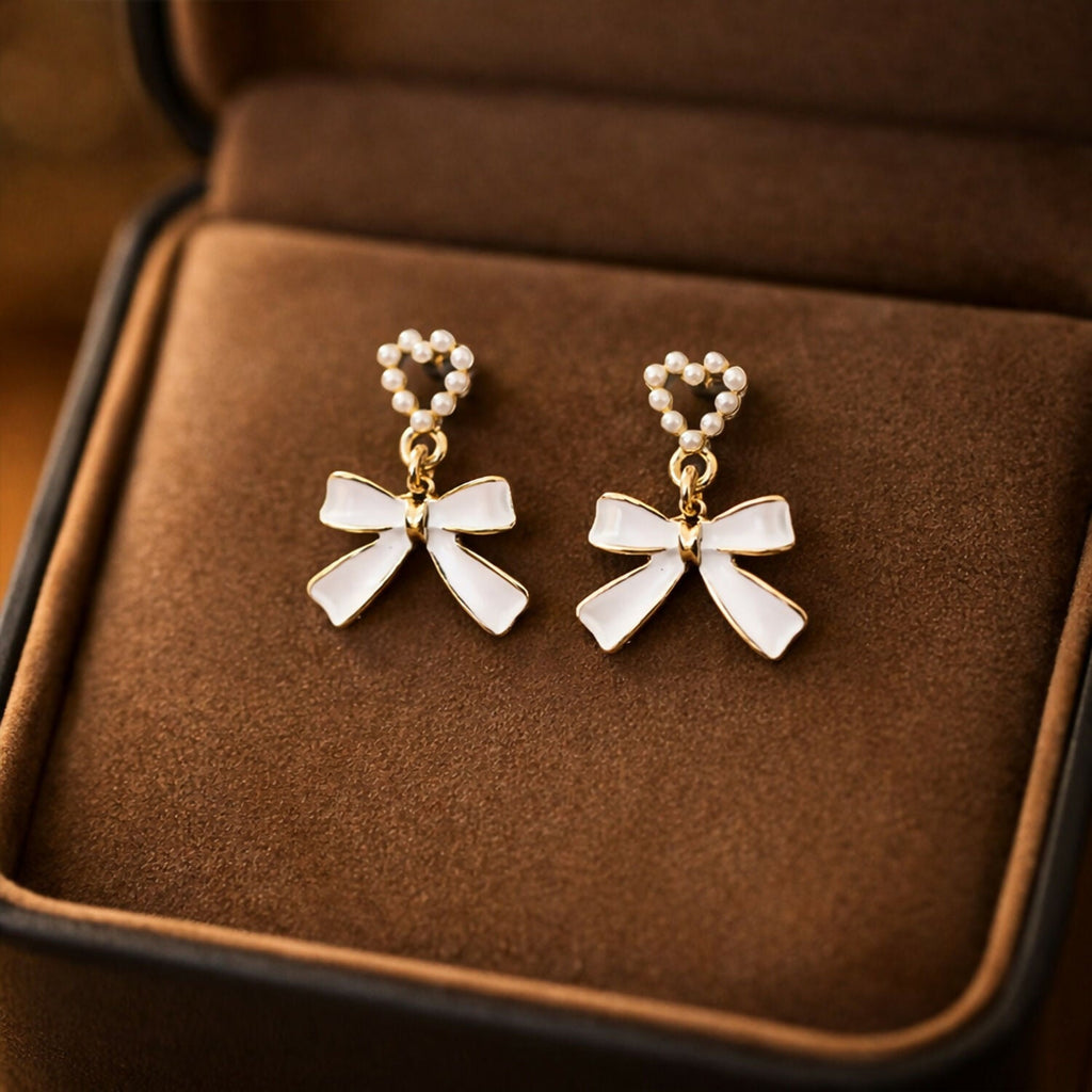 Pearl Heart & Bow Earrings – Elegant Vintage Gold Trim