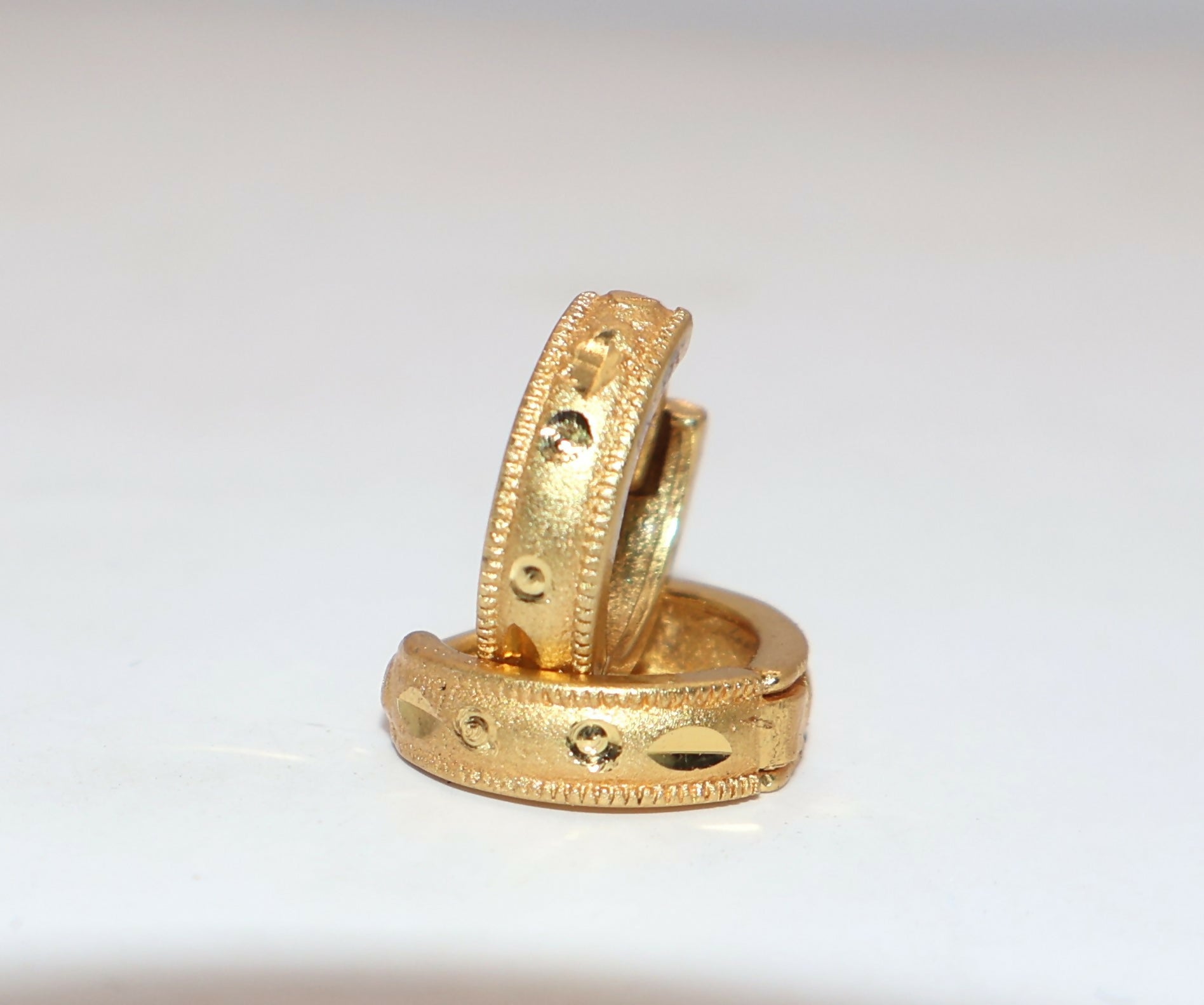 22K Gold Hoop Earrings with Diamond Accents – Elegant Everyday Wear