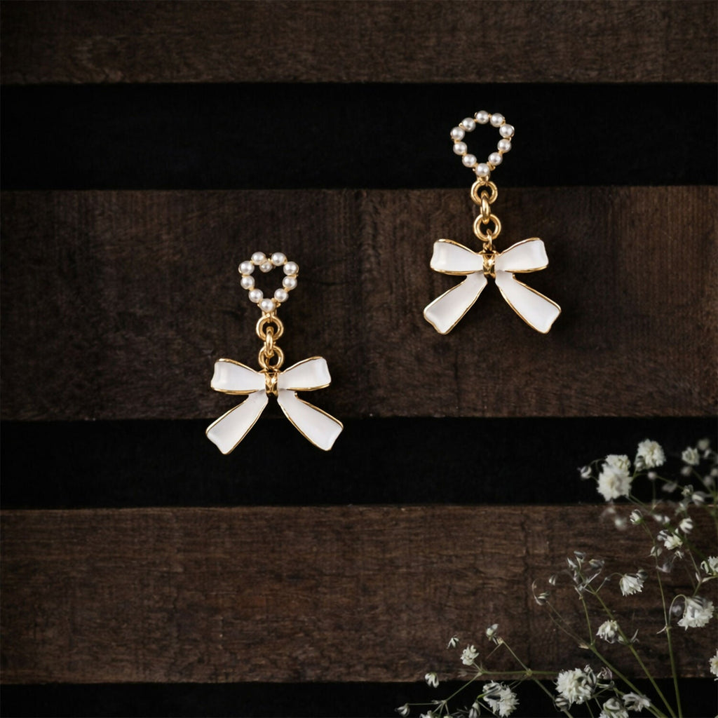 Pearl Heart & Bow Earrings – Elegant Vintage Gold Trim