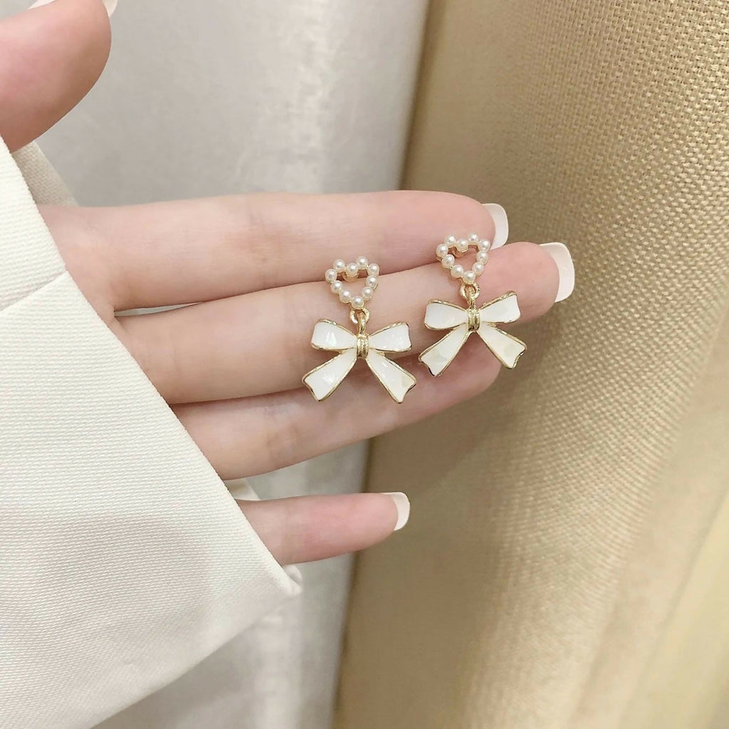 Pearl Heart & Bow Earrings – Elegant Vintage Gold Trim