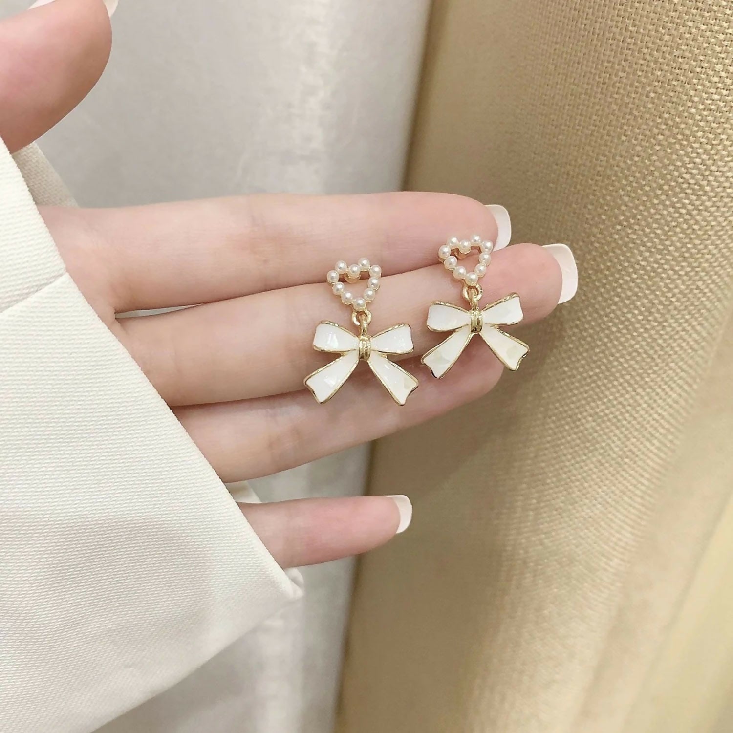 Pearl Heart & Bow Earrings – Elegant Vintage Gold Trim